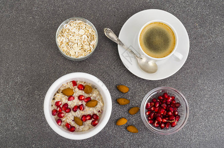 健康饮食早餐燕麦加石榴和坚果黑咖啡图片