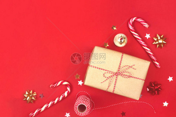 圣诞礼物装在横弓星和糖果间的手工包装纸上图片