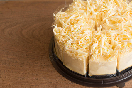 关闭在木桌背景的乳酪蛋糕图片