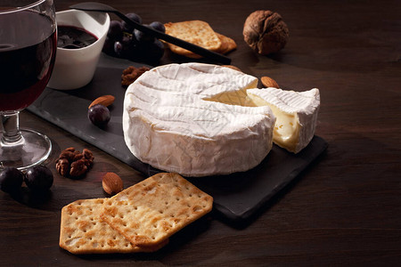 餐桌开胃菜和法国奶酪咖啡因乳酪薄荷葡萄自图片