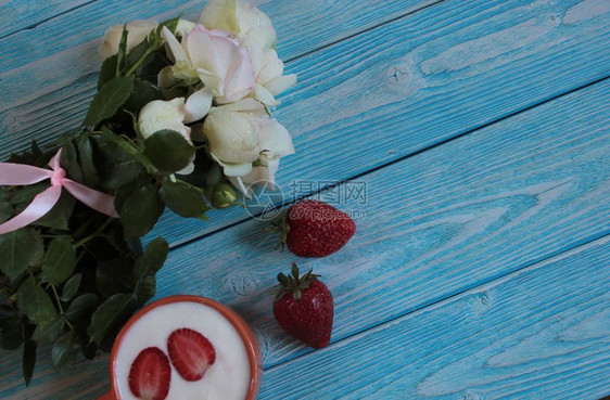 蓝底白玫瑰和奶油草莓图片
