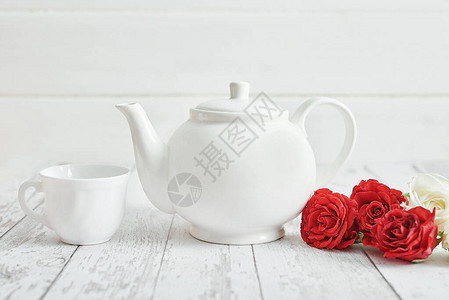 情人节浪漫早餐用红玫瑰和茶壶情人节快乐贺卡母亲节和妇女节祝贺生日快乐图片