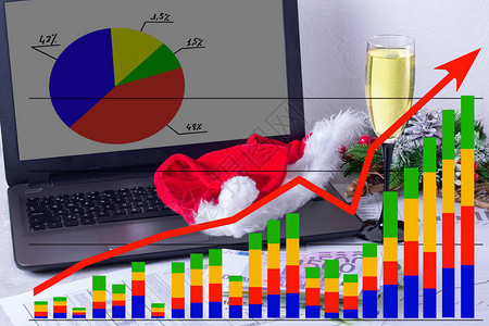 有笔记本电脑和图表的桌面圣诞帽子图片