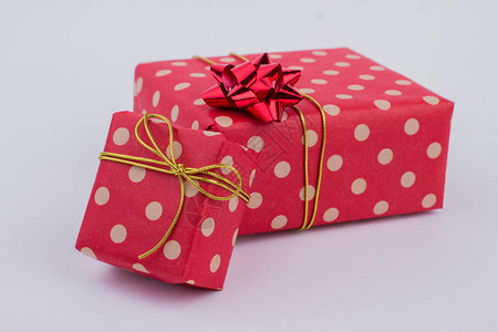 灰色背景上的红色点缀礼品盒图片