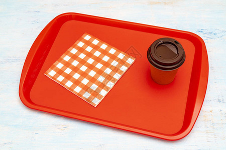 桌上的红色塑料餐盘图片