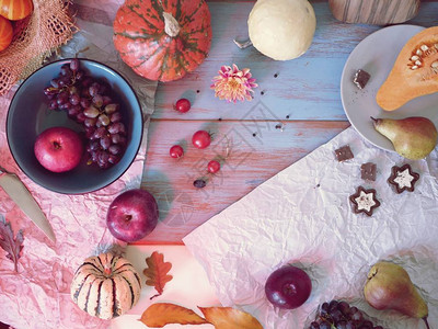 南瓜葡萄在木制桌上做饭甜点的水果季节食物图片