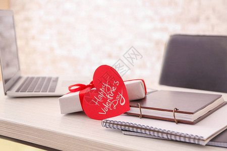 办公桌上的情人节礼物图片
