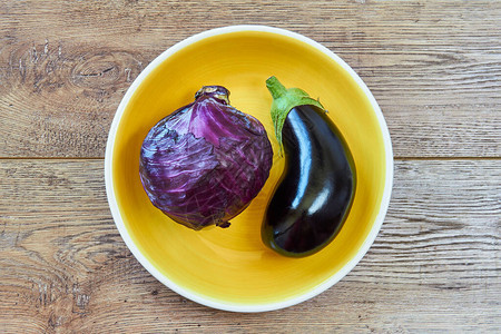 红色卷心菜和几乎黑茄子的小紫色头图片