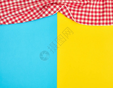 蓝黄色背景明亮野餐背景复制空间的白色红图片