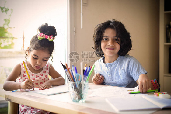 年幼的孩子在家做作业图片