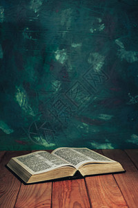 红木桌上的圣经美背景图片