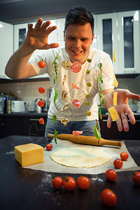 做比萨饼的料理如香肠蘑菇橄榄干酪图片