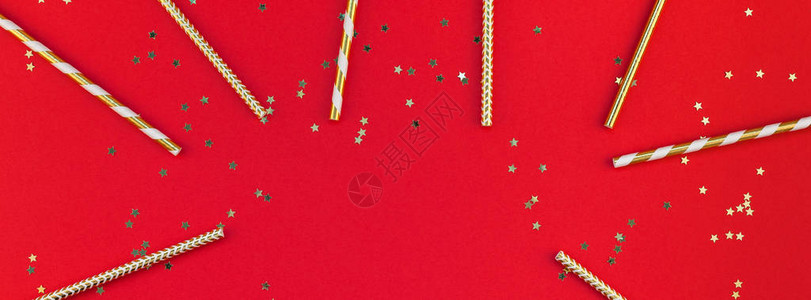 新年或圣诞节时装套式公寓提供最佳视野2020年Xmas节庆祝鸡尾酒晚会红纸金火花背景贺卡的图片