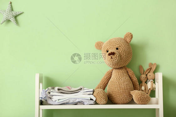 儿童房间里的婴儿衣服放在桌子图片