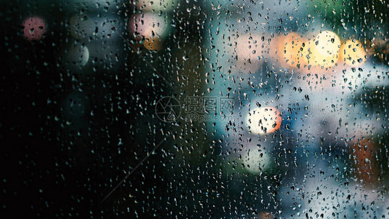 外面的背景是下雨的城市灯光和天然树木和天图片