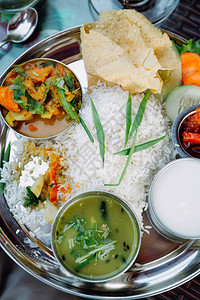 一套尼泊尔式和印度式食品的素食板不图片