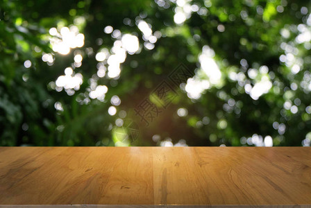 北欧餐桌深色木桌在室外花园灯抽象模糊背景前的图像插画
