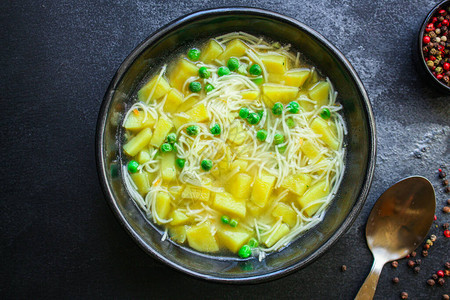 蔬菜汤绿豆和小薄面糊动米蛋白概念食物背景顶部视图可复制纯度或图片