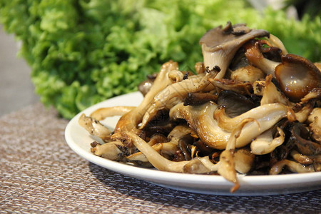 白盘子上的炸牡蛎蘑菇图片