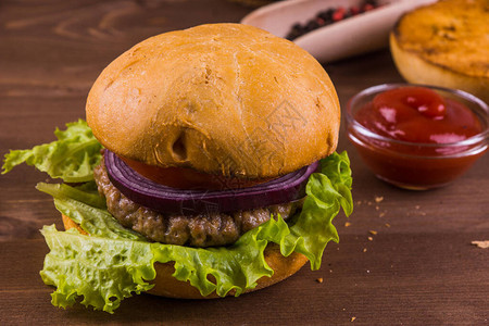 自制的美味快餐土制汉堡包在生图片