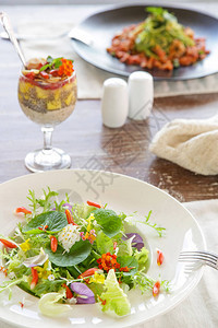 健康有机素食品在餐桌上图片