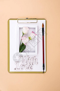 米色纸背景上带有洋桔梗花和白色框架的剪贴板背景图片