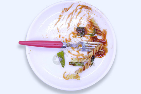 吃过饭后吃下辣椒意大利面的肮脏盘图片