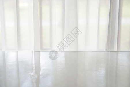 顶部和侧面或45度视图白色复古木桌或空桌前窗和半透明白色窗帘图片