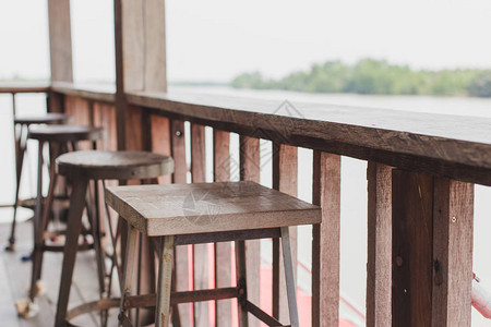 咖啡厅露台选择地将Wooden椅子的焦点集中在自然模糊的图片