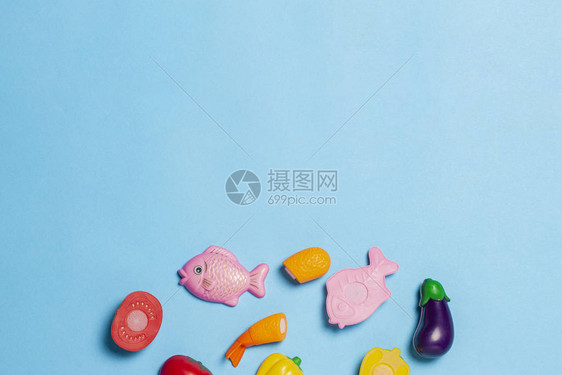 儿童教育玩具以蓝色背景上的食物形式图片