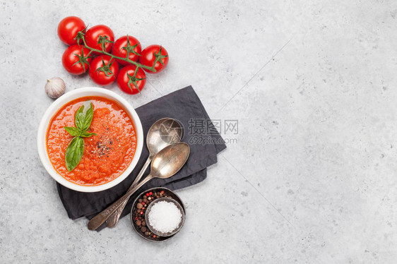 面板上有成熟的西红柿黄瓜和巴西尔图片