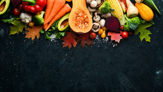 黑石背景中的秋季蔬菜图片