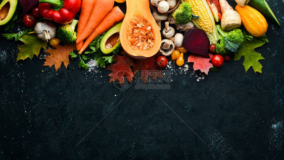 黑石背景中的秋季蔬菜图片