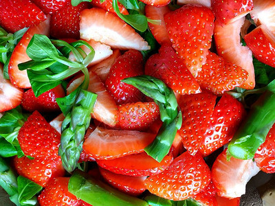草莓芦笋沙拉健康食品概念图片
