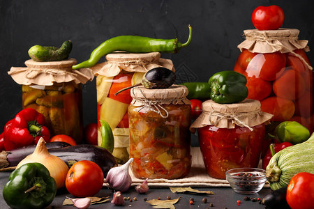玻璃罐中用于长期储存的不同腌制蔬菜图片