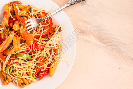 白盘上放着红辣椒和帕尔马干酪的意大利面图片