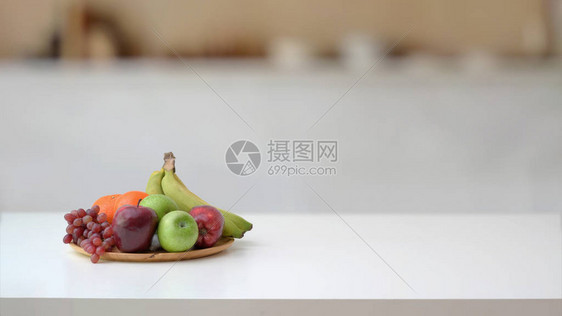 在厨房间背景模糊的大理石桌上剪切水果托盘和复图片