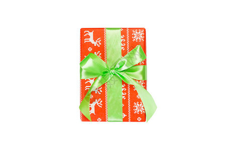 圣诞节或其他节日手工制作的礼物用红纸和绿丝带背景图片