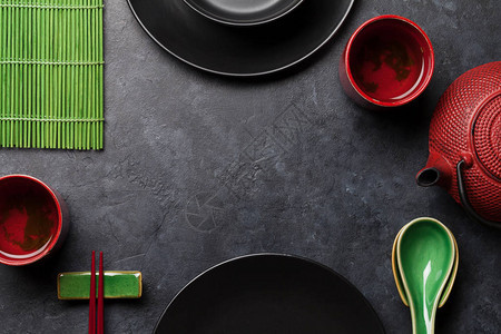 石桌上的日本茶叶空盘子和筷子亚洲食品概念顶楼图片