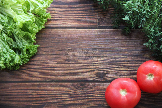 拍摄食物照片的相片背景与黑棕色木制桌面相配新鲜绿图片