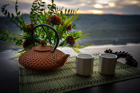 茶概念日本茶道文化东方饮料茶壶和茶杯在桌子上图片