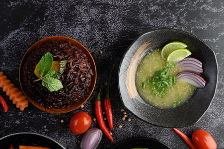 紫米浆果配南瓜薄荷叶放在碗里和汤里背景图片