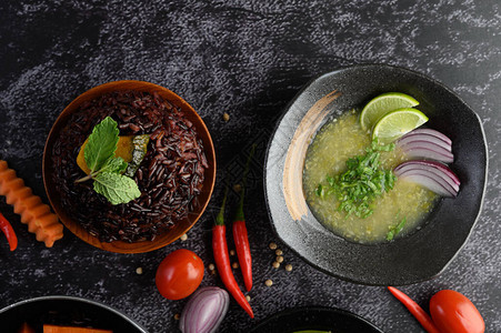 紫米浆果配南瓜薄荷叶放在碗里和汤里图片