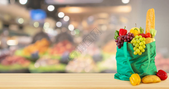 超市杂货店展示篮中的抽象模糊彩色水果散图片