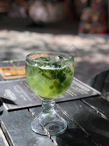 在墨西哥酒吧的桌子上放着一杯莫吉托原酒杯中的莫吉图片