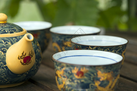 夏天桌子上的茶壶和茶杯图片