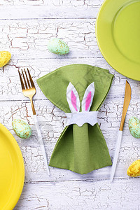 复活节桌以绿色设置餐巾纸持有者以兔图片