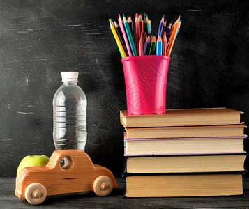 装有多色木铅笔木车和返回学校概念的书架和粉图片