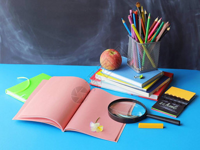 返校文具放大玻璃书本堆叠桌上苹果家庭学习概念儿童宿舍图片