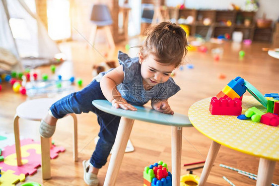 美丽的幼儿在幼儿园扔小图片